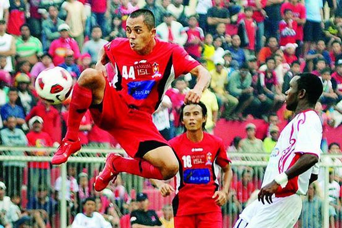 Pemain Persijap Jepara, Ferry La�ala (kiri), meloncat tinggi saat berebut bola dengan pemain Persipura Jayapura dalam laga Liga Super Indonesia di Stadion Gelora Bumi Kartini, Jepara, Jawa Tengah, Minggu (24/10). Persijap kalah 1-3.