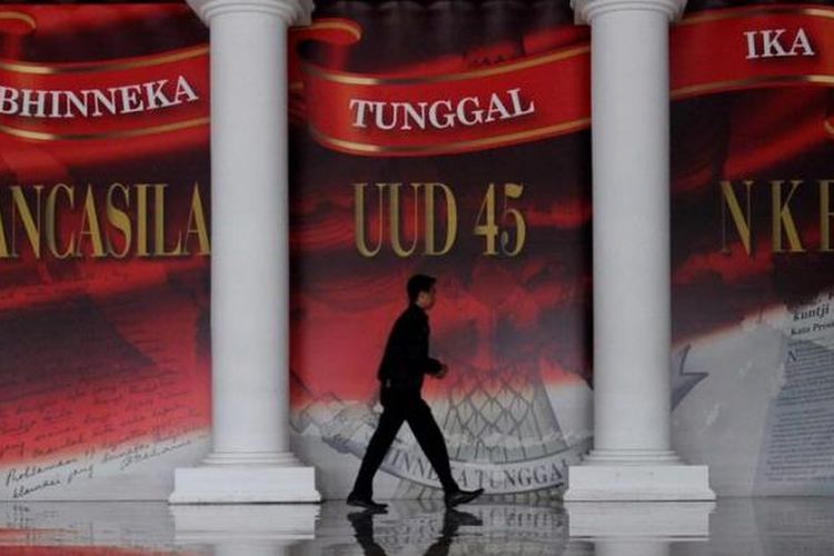 Kampanye empat pilar kebangsaan terus digemakan. Salah satunya seperti terpasang di Parlemen, Senayan, Jakarta, Selasa (7/5/2013). Kampanye empat pilar kebangsaan meliputi Pancasila, UUD 1945, NKRI, dan Bhinneka Tunggal Ika. 
