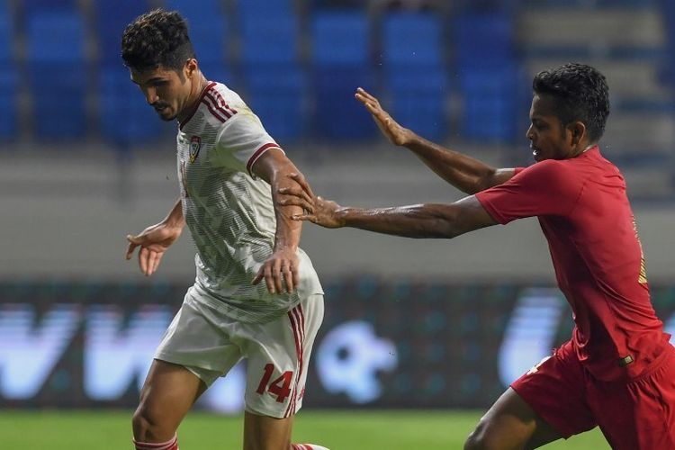 Zulfiandi mengejar Khalil Ibrahim pada pertandingan Uni Emirat Arab vs Indonesia dalam lanjutan kualifikasi Piala Dunia 2022 di Dubai, 10 Oktober 2019. 
