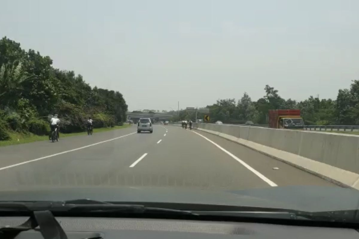 rombongan pesepeda dalam video tersebut teridentifikasi memasuki Jalan Tol Jagorawi tepatnya Km 46+500 (Polingga), kejadian ini terjadi pada Minggu (14/9) sekitar pukul 11.00 WIB.