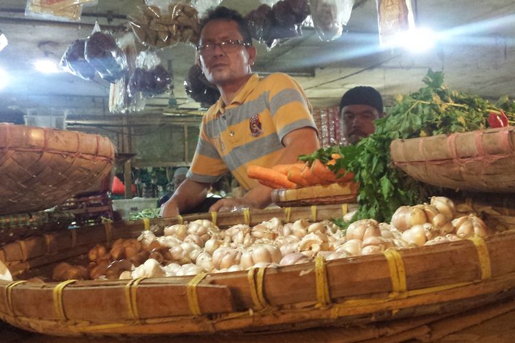 Harga komoditas bawang putih di Cianjur, Jawa Barat saat ini terus merangkak naik sejak awal Ramadhan dan kini sudah menembus Rp100 ribu per kilogram.