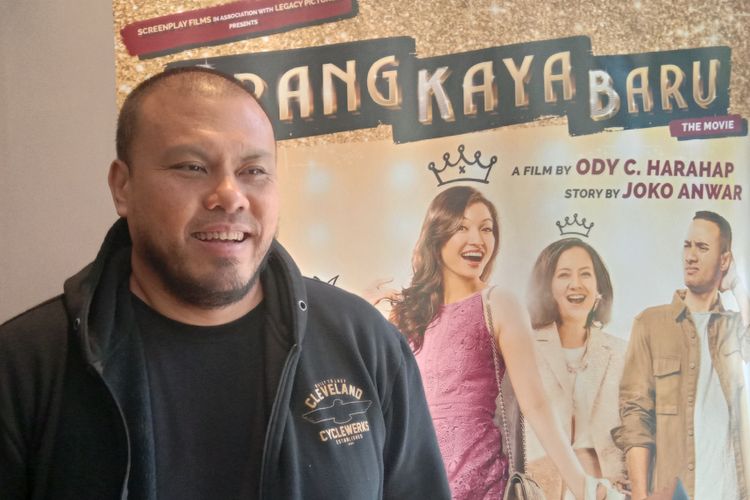 Joko Anwar berpose saat menghadiri jumpa pers film Orang Kaya Baru di Lewis & Carrol di Kebayoran Baru, Jakarta Selatan, Sabtu (12/1/2018).