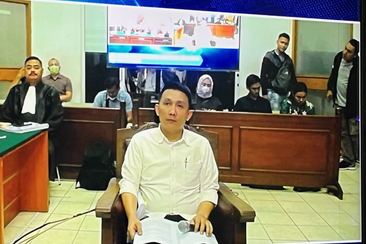 Eks Sekretaris Pribadi mantan Kepala Divisi Profesi dan Pengamanan (Kadiv Propam) Polri Ferdy Sambo, Chuck Putranto dalam sidang nota pembelaan atau pleidoi di Pengadilan Negeri (PN) Jakarta Selatan, Jumat (3/2/2023). Chuck Putranto merupakan kasus obstruction of justice atau perintangan penyidikan terkait dugaan pembunuhan berencana terhadap Nofriansyah Yosua Hutabarat atau Brigadir J.