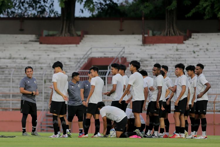 Sesi latihan timnas U17 Indonesia di Stadion Gelora 10 November pada Rabu (15/11/2023). Ini menjadi sesi latihan terakhir jelang timnas U17 Indonesia melawan Maroko dalam babak penyisihan Grup A Piala Dunia U17 2023. Laga timnas Indonesia vs Maroko bergulir di Stadion Gelora Bung Tomo pada Kamis (16/11/2023).