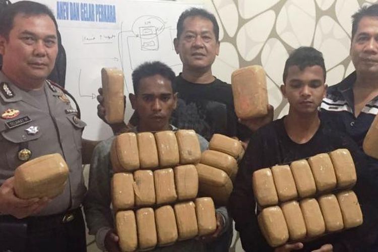 Ikut membawa 30 kilogram ganja dari Aceh ke Medan, pelajar berinisial MN diringkus polisi, Minggu (26/2/2017)