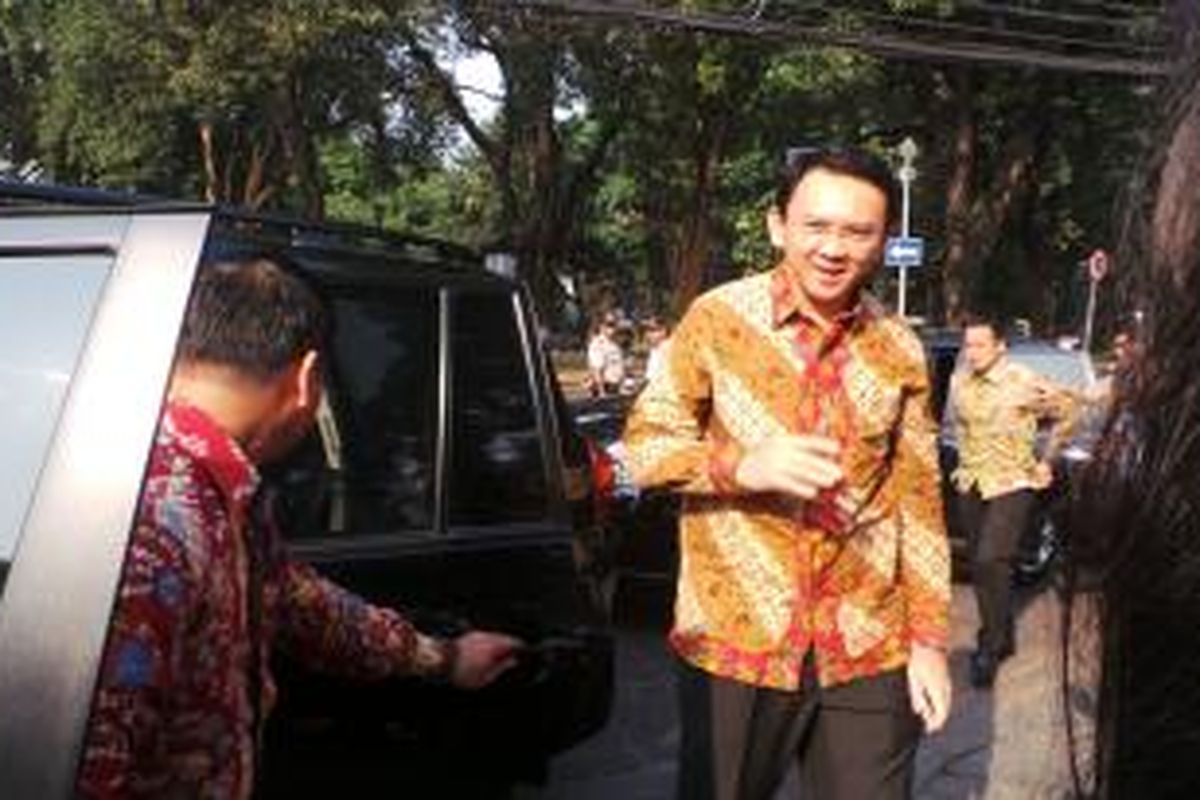 Plt Gubernur DKI Jakarta Basuki Tjahaja Purnama saat tiba di kediaman dinas gubernur, Taman Suropati, Rabu (22/10/2014).