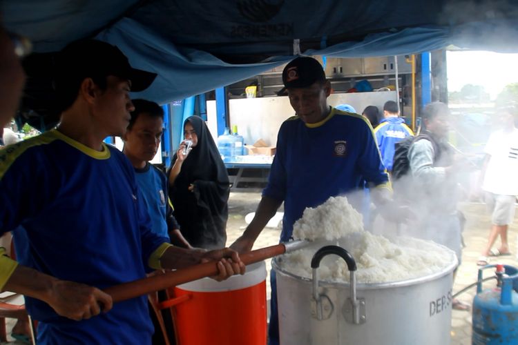 Tagana dan BPBD Sidrap Sedang Memasak Nasi Untuk para korban banjir di Posko Komando Bncana Banjir di Tanru Tedong Kabupaten Sidrap