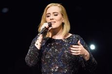 Ikut Sedih, Adele Persembahkan Konsernya untuk Angelina Jolie dan Brad Pitt