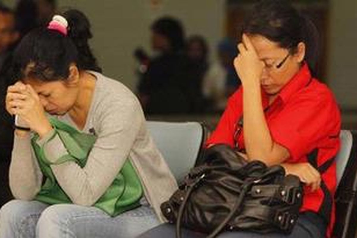 Anggota keluarga dari korban menunggu kabar di area crisis center, Bandara Internasional Halim Perdanakusuma, Jakarta Timur, Rabu (9/5/2012).