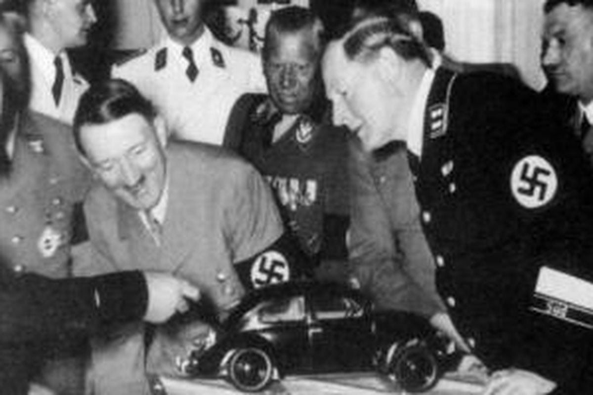 Ferdinand Porsche memperkenalkan Volkswagen Beetle di hadapan petinggi Nazi. 