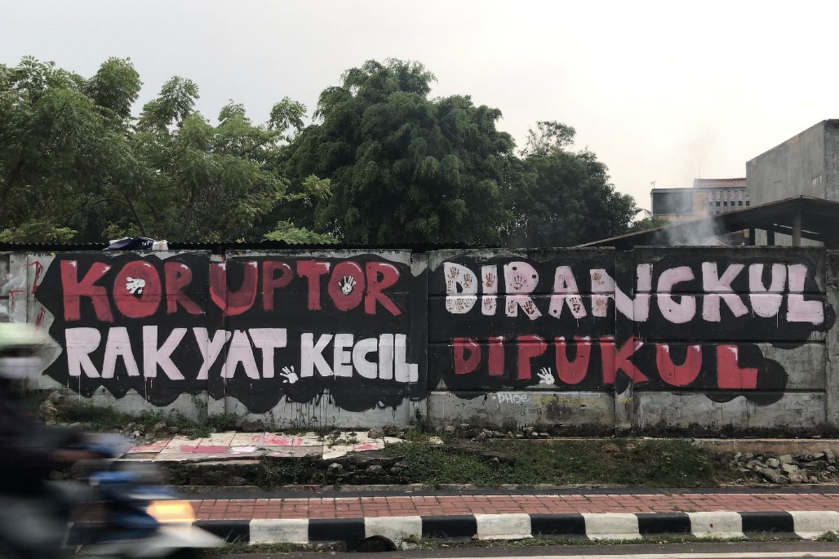 Mural bernada kritik muncul di sebuah tembok di pinggir Jalan Taman Bintaro Barat, Bintaro, Pesanggrahan, Jakarta Selatan.