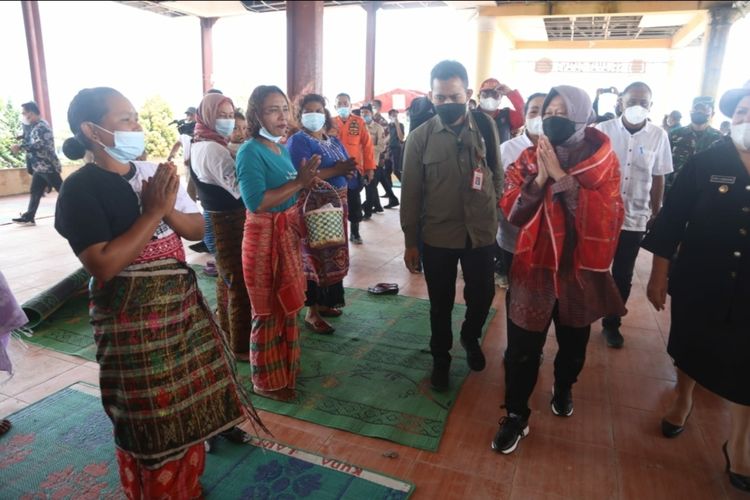 Menteri Sosial Tri Rismaharini alias Risma datangi warga terdampak letusan Gunung Sinabung di Karo, Sumatera Utara, Jumat (19/11/2021). 