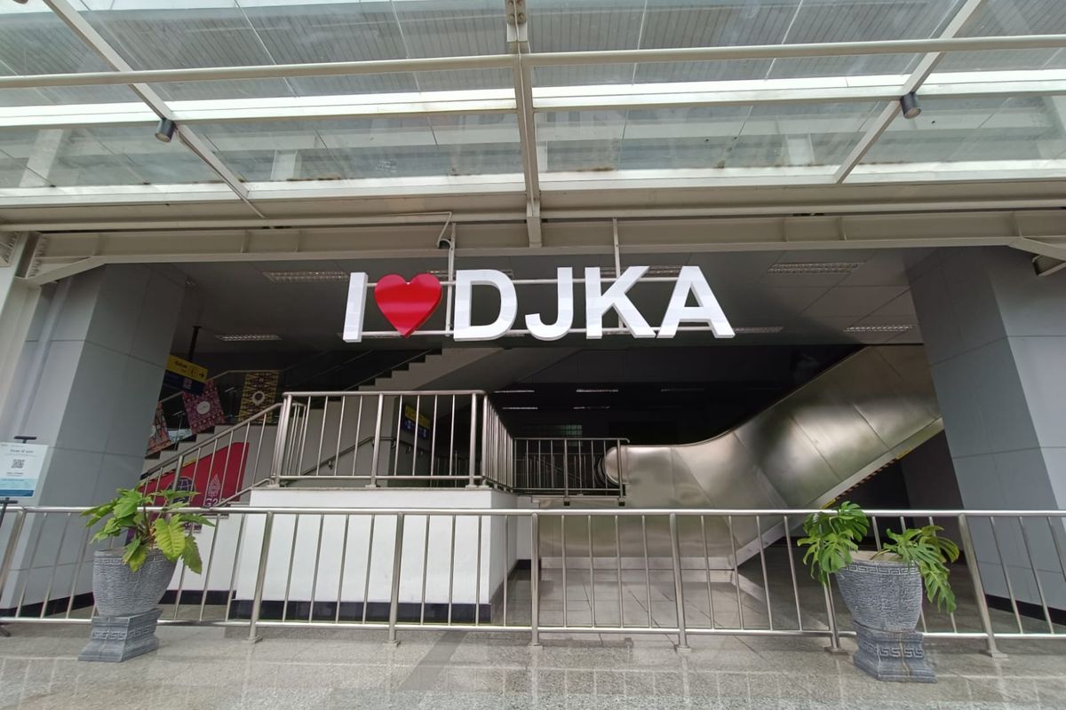 Logo I Love DJKA yang terpampang di pintu masuk Stasiun Matraman, Jakarta Timur, Senin (26/12/2022).