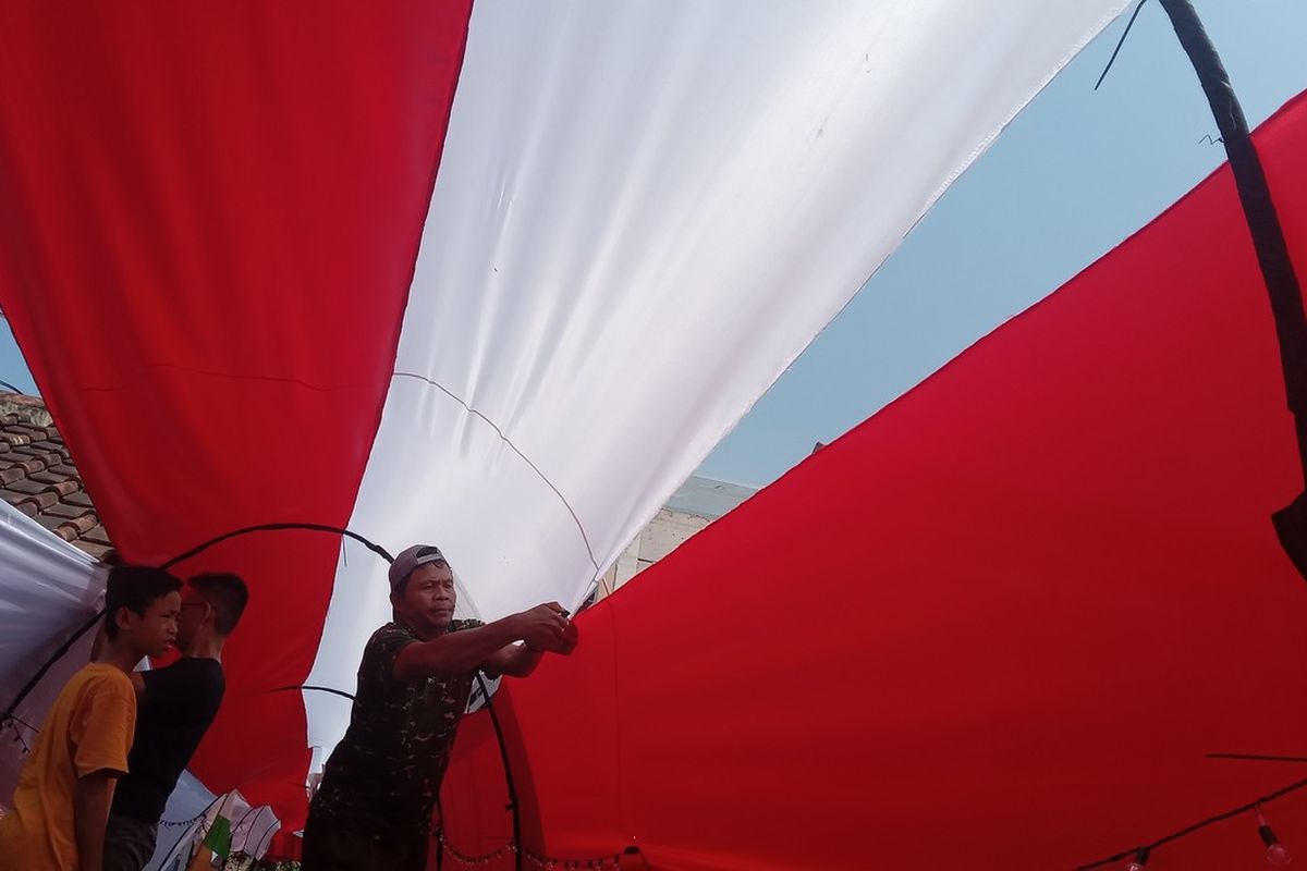 Terowongan bendera merah putih sepanjang 400 meter dibangun warga Cianjur, Jawa Barat di atas ruas jalan gang dalam rangka menyambut HUT ke-79 kemerdekaan RI.