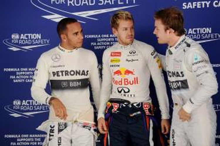 Pebalap Red Bull Racing, Sebastian Vettel (tengah) berbicara bersama pebalap Mercedes asal Jerman, Nico Rosberg (kanan) dan pebalap Mercedes asal Inggris, Lewis Hamilton, setelah mencatat waktu terbaik tiga besar pada sesi kualifikasi GP India di Sirkuit Buddh Internatonal, Sabtu (26/10/2013).