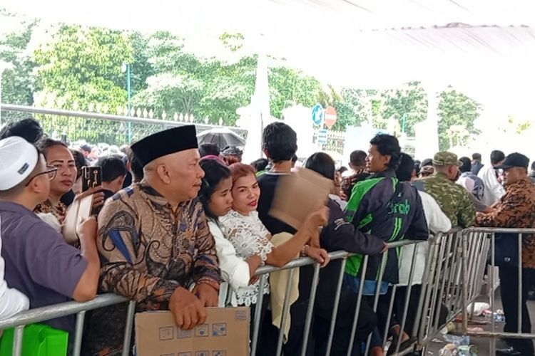 Demi Prabowo dan Sembako, Warga Panas-panasan Antre sejak Pagi di Istana