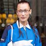 Jalan-jalan di Paris, Bella Hadid Pakai Perhiasan Gigi Berlian