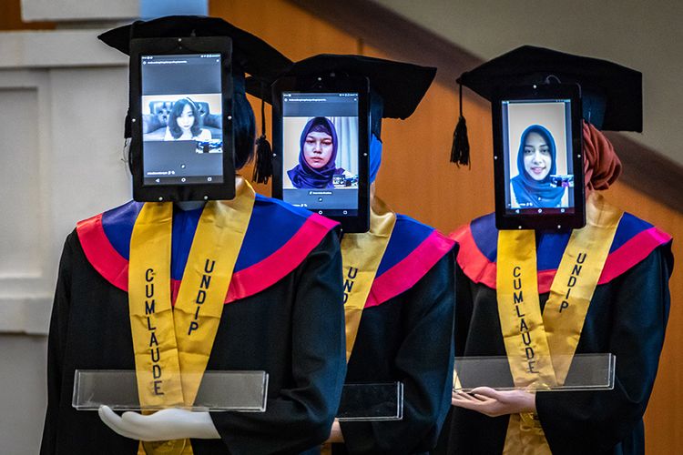 Sejumlah robot peraga berbaris saat akan mengikuti wisuda secara daring di Universitas Diponegoro (UNDIP), Semarang, Jawa Tengah, Senin (27/7/2020). WIsuda ke-159 UNDIP yang diikuti 2.561 lulusan itu menggunakan teknologi robot peraga yang menggantikan kehadiran fisik para wisudawan maupun wisudawati karena sejumlah kebijakan protokol kesehatan dalam upaya mencegah penyebaran COVID-19.