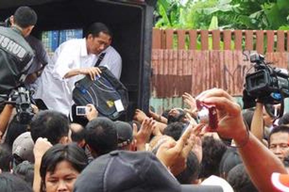 Joko Widodo memberikan bantuan berupa alat tulis bagi warga Cipinang Melayu.