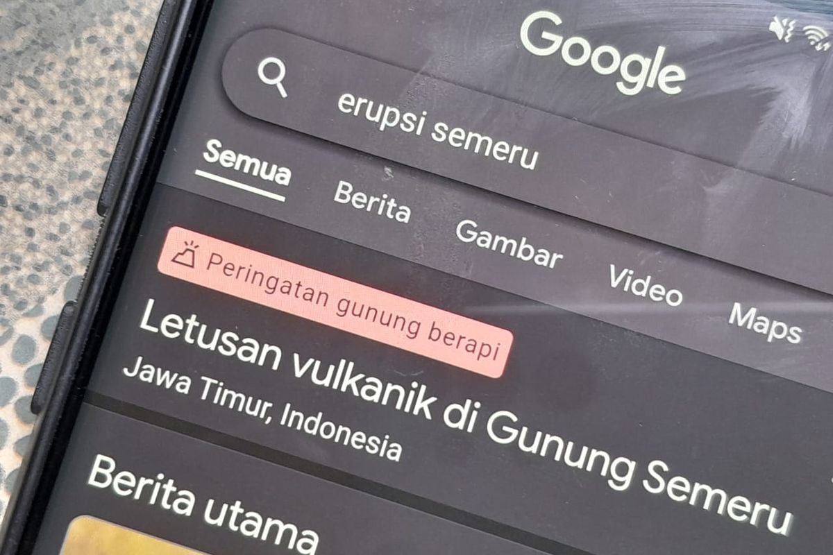 Tanda Volcano Alert muncul di Google Search saat melakukan pencarian seputar Gunung Semeru.