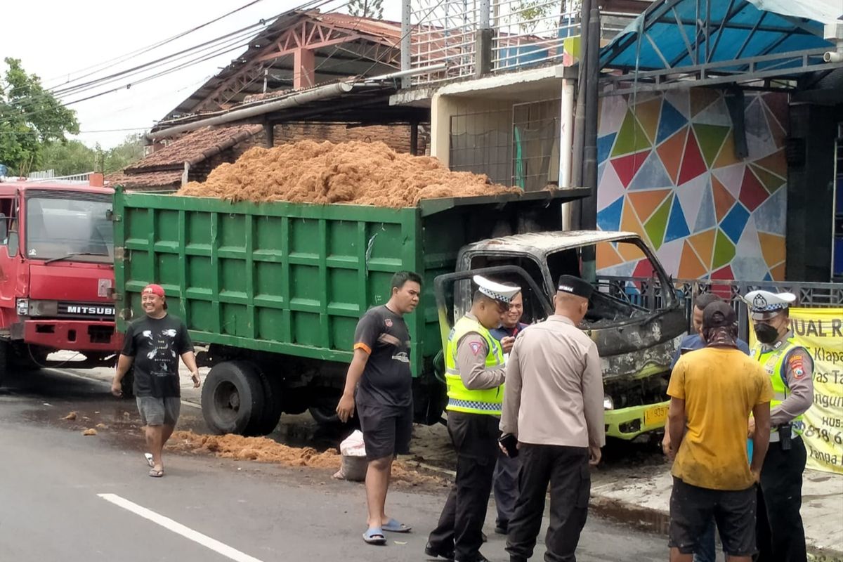 Polisi saat melakukan olah TKP 