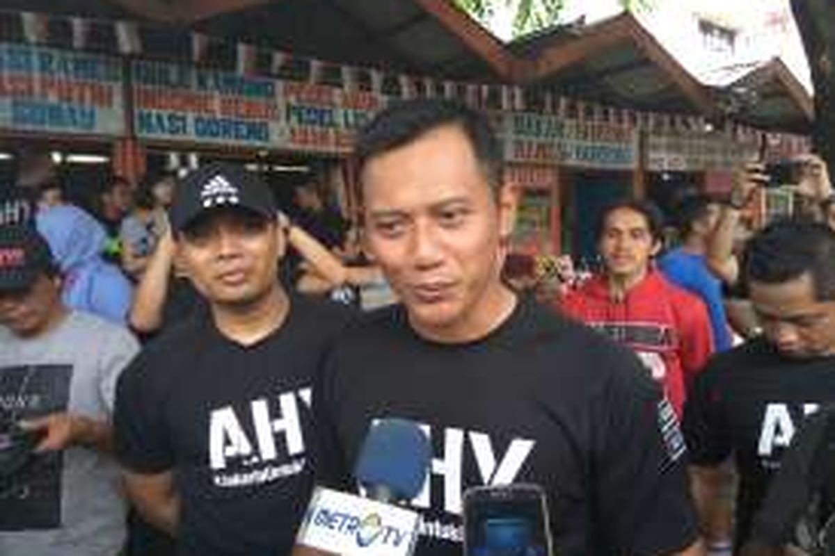 Bakal calon gubernur DKI Jakarta Agus Harimurti  Yudhoyono Minggu pagi (9/10/2016) usai berlari mengelilingi Taman Margasatwa Ragunan bersama relawan dan tim kampanyenya.