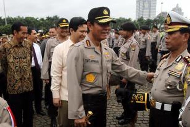 Kapolri Jenderal Sutarman bersama Gubernur DKI Jakarta Joko Widodo dan Ketua KPU Husni Kamil Malik memeriksa pasukan saat apel gelar pasukan Operasi Kepolisian Terpusat Mantap Brata 2014 di lapangan Monas, Jakarta Pusat, Kamis (30/1/2014). Sebanyak 3.000 pasukan mengikuti apel siaga pengamanan Pemilu 2014 ini. TRIBUNNEWS/HERUDIN