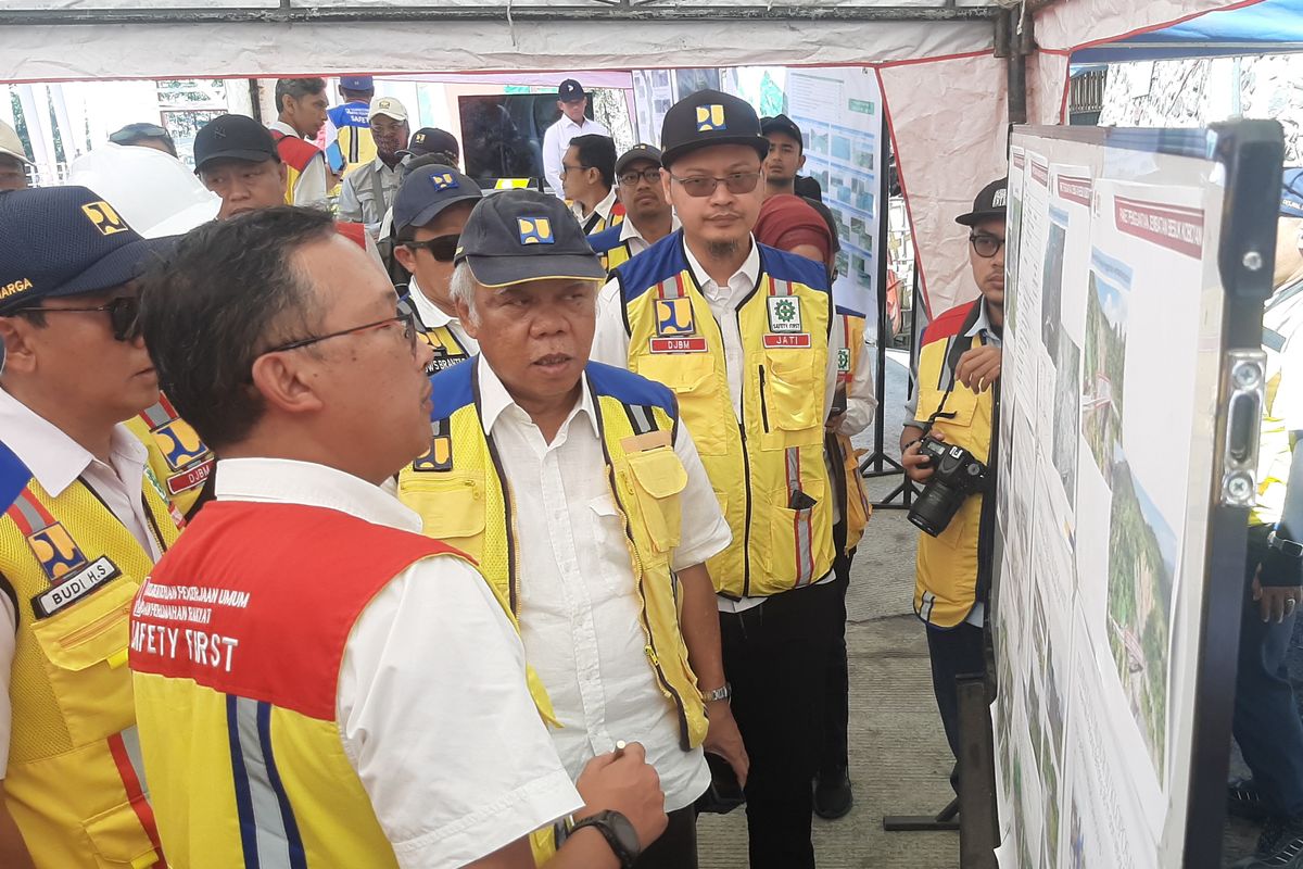 Menteri PUPR Basuki Hadimuljono saat meninjau rencana pembangunan jembatan Kali Glidik II