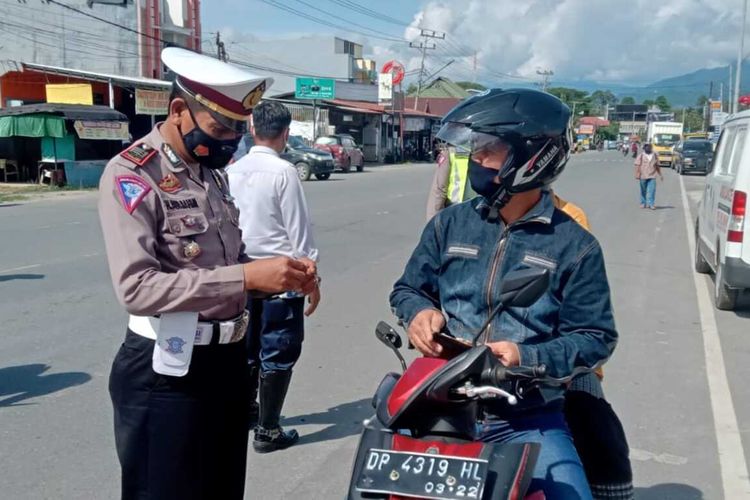 Operasi Yustisi Satlantas Polres Luwu Utara, Sulawesi Selatan, menyasar pengendara roda dua dan empat di jalan Trans Sulawesi Masamba, Rabu (12/01/2022)