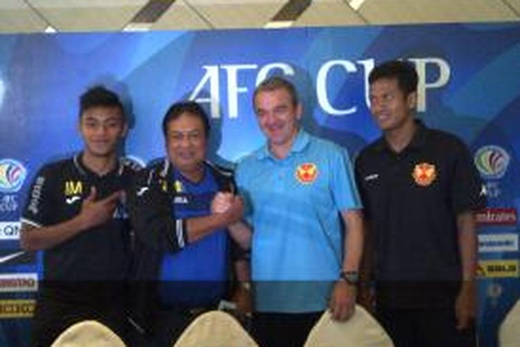 Suharno Pelatih Arema Cronus Indonesia (dua dari kanan) dan Pelatih Selangor FA saat jumpa pers.Rabu (16/4/2014).