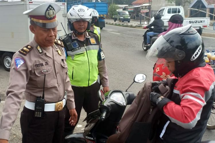 Petugas dari Satuan Lalu Lintas (Satlantas) Polres Jombang, Jawa Timur, melakukan pemeriksaan terhadap pengendara dalam Operasi Zebra Semeru 2018, Jumat (9/11/2018).
