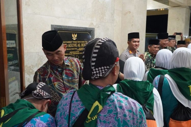 Calon jemaah haji berpamitan dengan Bupati Gunungkidul Sunaryanta di Masjid Al Iklas, Wonosari. Rabu (7/6/2023) dini hari