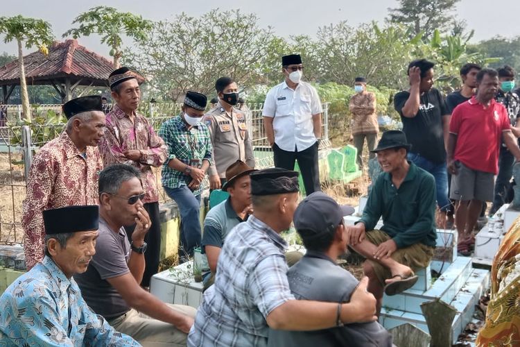 Suasana pemakaman A (22), korban ledakan tangki minyak Pertamina RU VI Balongan Indramayu setelah satu bulan lebih dirawat di RSPP (Rumah Sakit Pusat Pertamina) Jakarta. A mengalami luka bakar cukup serius saat terjadi insiden tersebut.