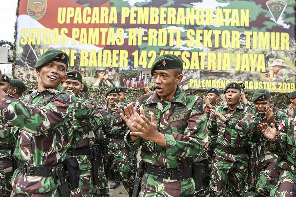 Ratusan prajurit TNI AD dari Batalyon Infanteri Raider 142/Ksatria Jaya meneriakkan yel yel usai mengikuti upacara pemberangkatan Satgas Pamtas RI-RDTL Sektor Timur di Pelabuhan Boom Baru Palembang, Sumatera Selatan, Rabu (28/8/2019). Sebanyak 400 orang prajurit TNI AD dari Batalyon Infanteri Raider 142/Ksatria Jaya, Jambi diberangkatkan untuk pengamanan perbatasan negara Republik Indonesia-Republik Demokratik Timur Leste selama sembilan bulan.