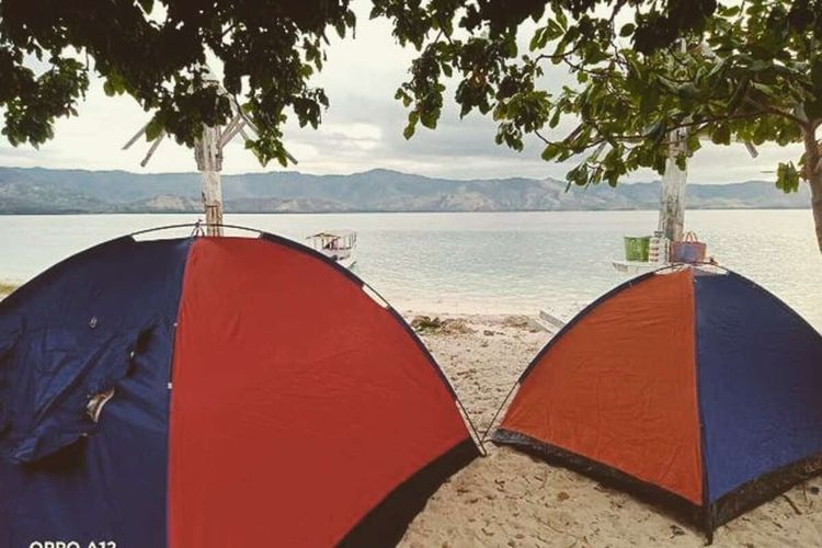 Wisatawan asing camping di Pulau Rutong di dalam kawasan 17 Pulau Riung, Kecamatan Riung, Kabupaten Ngada, Flores NTT. Lokasinya berada di Pantai Utara di Pulau Flores, September 2022. (KOMPAS.com/DOK-PEMANDU WISATA FLORES-YOHANNES YANNI J)