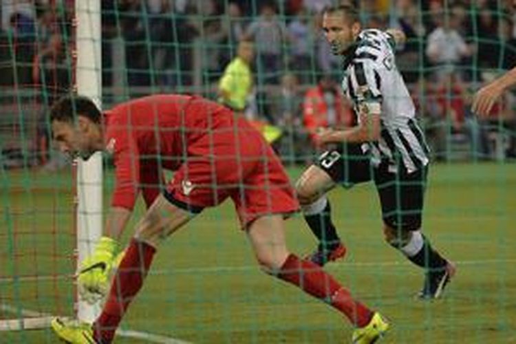 Giorgio Chiellini mencetak gol penyama kedudukan Juventus di final Coppa Italia melawan Lazio, Rabu (20/5/2015). 