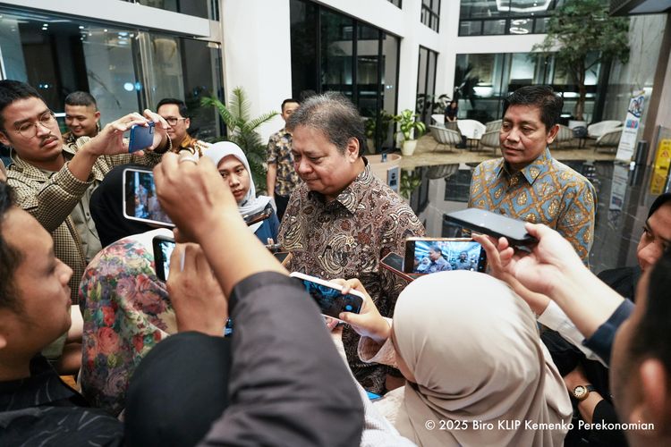 Menteri Koordinator Bidang Perekonomian Airlangga Hartarto memberikan keterangan pers kepada awak media terkait Proyek Strategis Nasional Ekowisata Tropical Coastland di kawasan PIK 2. 