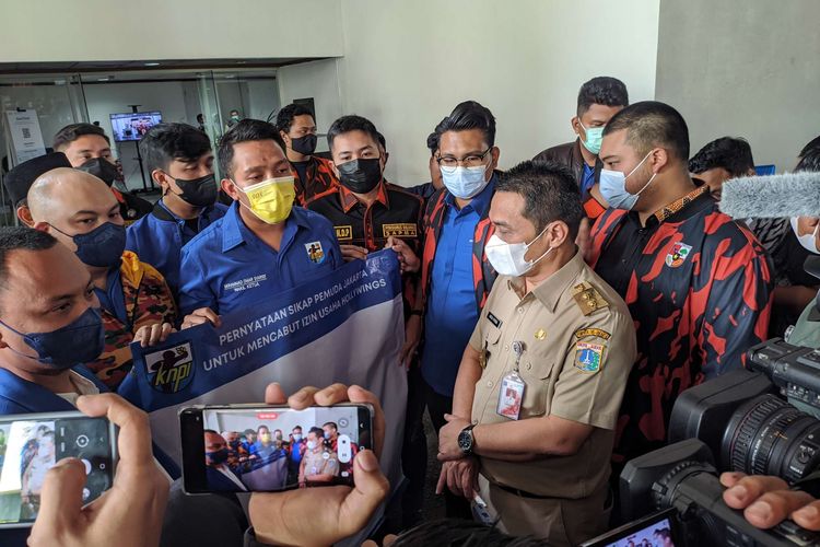 Sejumlah organisasi kepemudaan menuntut Pemprov DKI Jakarta memberikan sanski tegas kepada manajemen Holywings atas tindakan promosi menggunakan unsur SARA di Balaikota DKI Jakarta, Senin (27/6/2022).