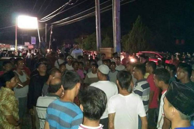 Ratusan warga Ujung Batu, Kabupaten Rokan Hulu, Riau, mendatangi kantor PLN Sub-Rayon Ujung Batu dan merusak sejumlah fasilitas kantor, Minggu (28/5/2017). Mereka kesal karena listrik padam dua hari berturut-turut saat mereka berbuka puasa.