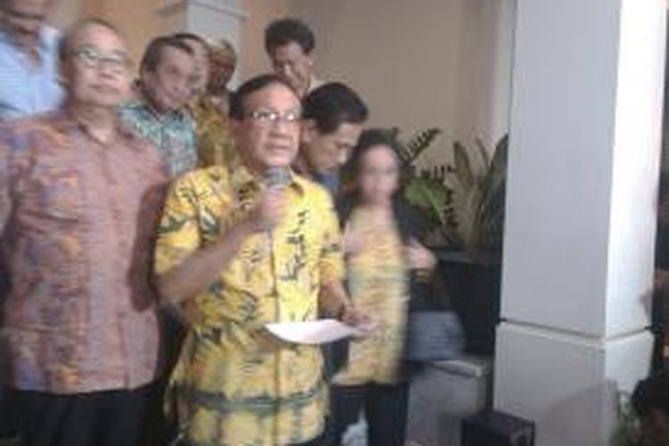 Ketua Dewan Pertimbangan Partai Golkar, Akbar Tandjung, saat menggelar konferensi pers, di rumahnya, Jalan Purnawarman, Kebayoran Baru, Jakarta Selatan, Kamis (27/11/2014) malam