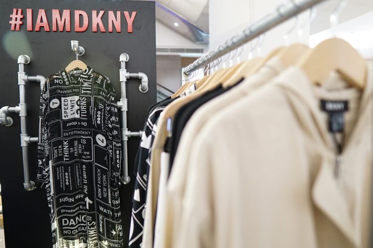 Kreasi pakaian yang ditawarkan dalam koleksi terbatas rumah mode DKNY x MTA 30th Anniversary, yang dipajang di pop up store DKNY di Plaza Indonesia, Jakarta.