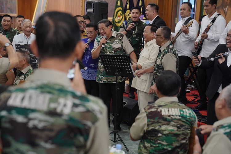 Menhan Prabowo Subianto bernyanyi bersama Presiden ke-6 Susilo Bambang Yudhoyono (SBY) di acara reuni akbar di Akmil, Magelang, Rabu (13/12/2023). 