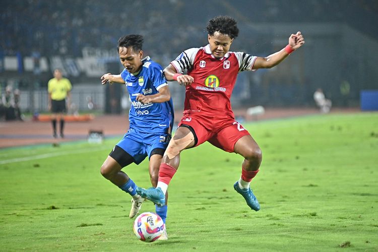 Penyerang sayap Persib Bandung Beckham Putra berduel menghadapi pemain Barito Putera Bagus Kahfi dalam pertandingan pekan ke-32 Liga 1 2024-2025, Jumat (9/5/2025)di Stadion Gelora Bandung Lautan Api (GBLA).