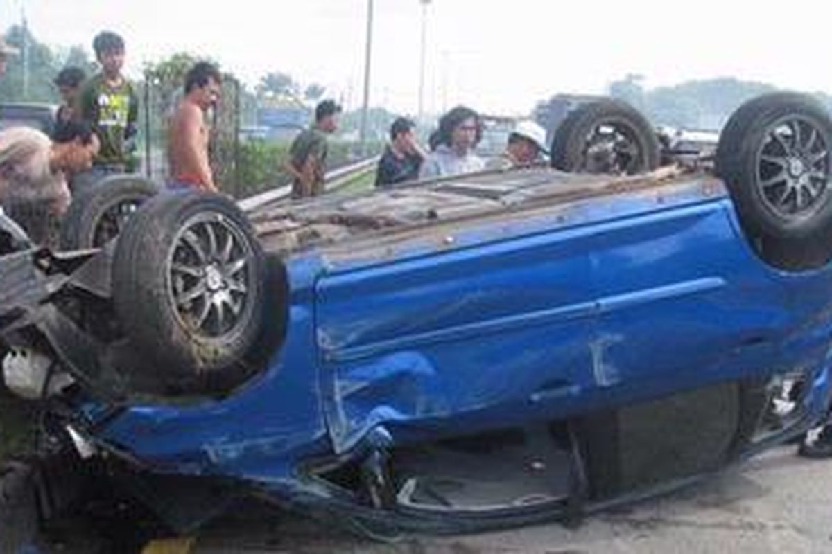 Ilustrasi: Honda Jazz B-354-RP yang dikemudikan Nadra, warga Ciputat, Tangerang, terbalik di jalan tol BSD-Pondok Indah, Sabtu pukul 14.35. Nadra luka-luka