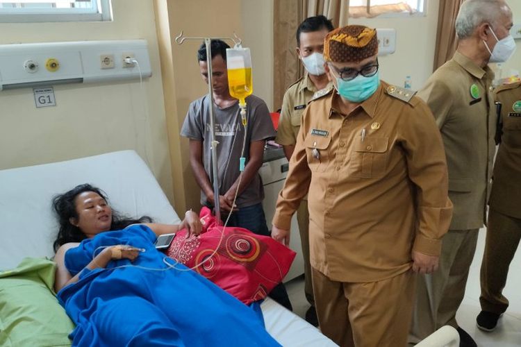 Fitri menjalani perawatan setelah mengalami kecelakaan truk terguling di Desa Duren, Probolinggo. 