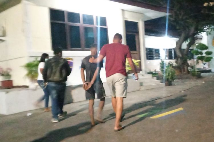 Pelaku pelecehan terhadap siswa SMA di Sikka saat diamankan di Polres Sikka usai ditangkap warga, Selasa (7/6/2022)