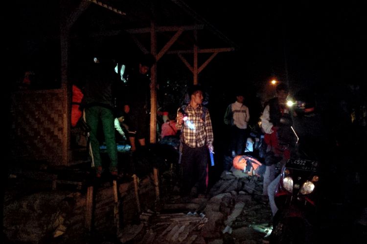 Sejumlah wisatawan minat khusus pendakian gunung Gede beristirahat di Kampung Perbawati, Kecamatan/Kabupaten Sukabumi, Jawa Barat, Minggu (6/5/2018) malam.