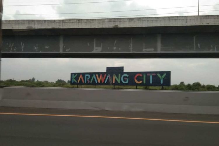 Landmark Kota Karawang dilihat dari Tol Jakarta-Cikampek.