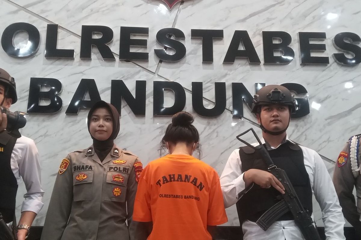 Tersangka BL diperlihatkan dalamnkonferensi pers pembunuhan pasangan sesama jenis di Mapolrestabes Bandung, senin (17/3/2025).