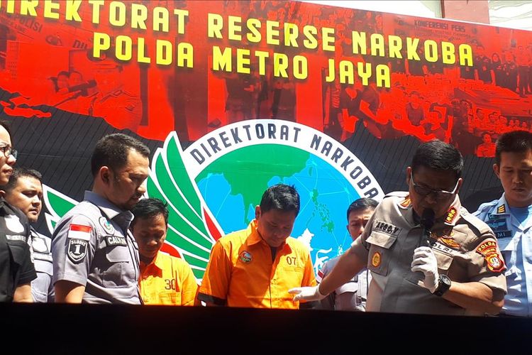 Pemasok narkoba Nunung berinisial E di Polda Metro Jaya. 